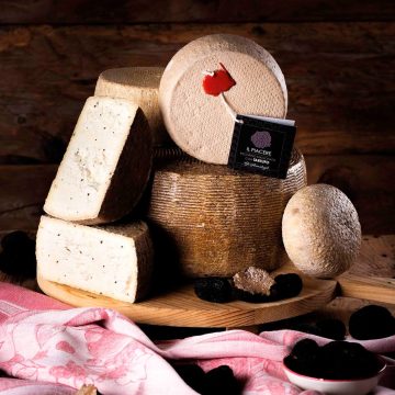 Il Piacere – Aged Pecorino with Italian Truffle — 650 g (1.4 lb) — Half